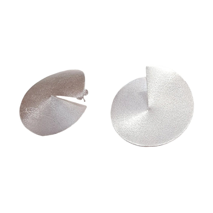 These disc earrings are designed in silver or gold plated silver with stud back. Diameter 3.5 cm