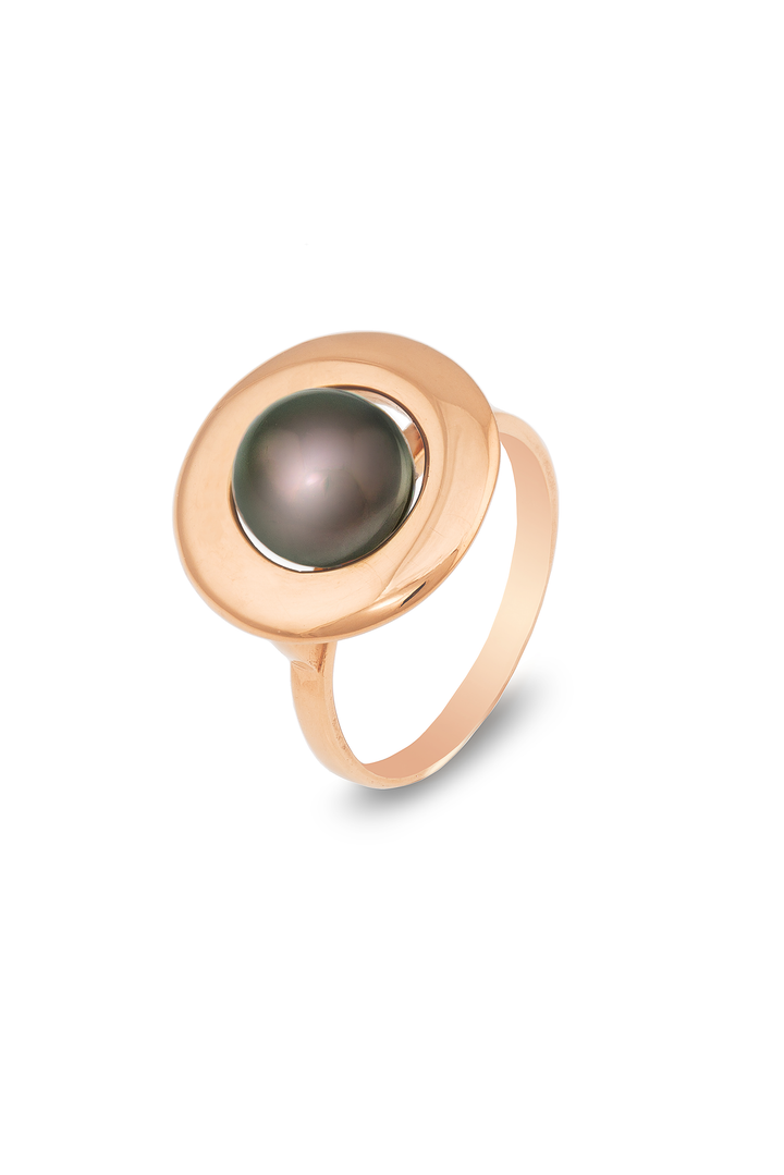 A Cosmic Boulevard Home Planet 9ct Gold Tahitian Pearl Ring featuring a smooth, round band and a large, circular Tahitian pearl set in a polished rose gold bezel on top. The black pearl is centrally placed and accentuates the simplicity and elegance of the ring’s design. The ring is photographed against a white background.