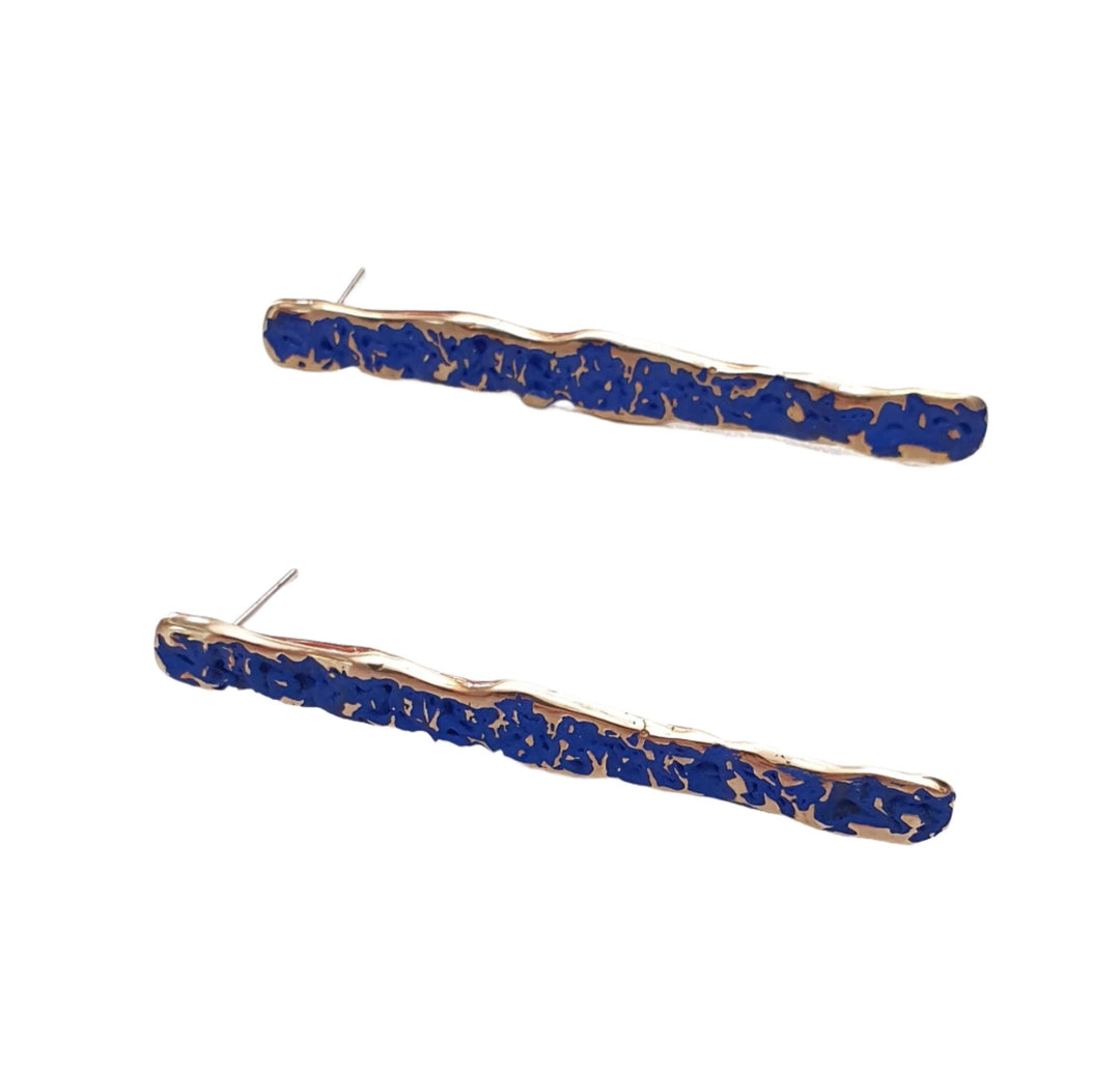 Introducing the Crackle Texture Bar Earrings by Georgia Charal – a stunning pair of handmade earrings crafted from gold-plated silver. These sleek, elongated earrings feature a minimalist design with an exquisite crackle texture finish, highlighted by textured blue enamel along the front. Designed as stud earrings with posts for secure fastening, these gold linear earrings are a true statement piece.