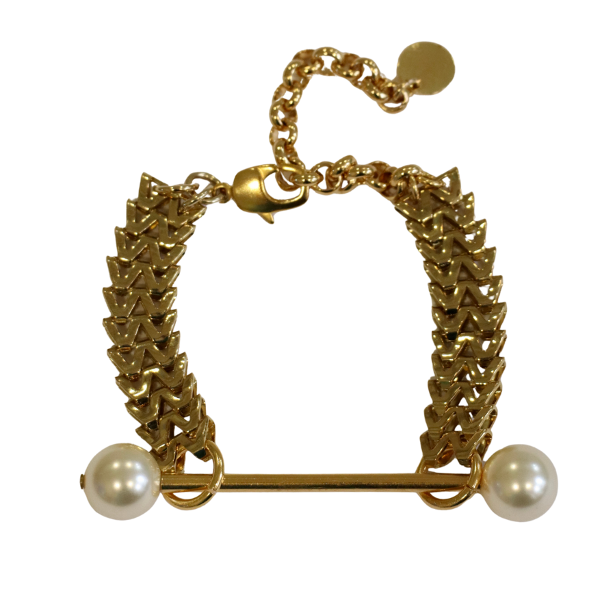 The Zubeldia Gold Bar and Double Pearl Chunky Bracelet features two pearls set on a gold bar, linked by textured chevron-style gold, and an adjustable clasp with a round charm.