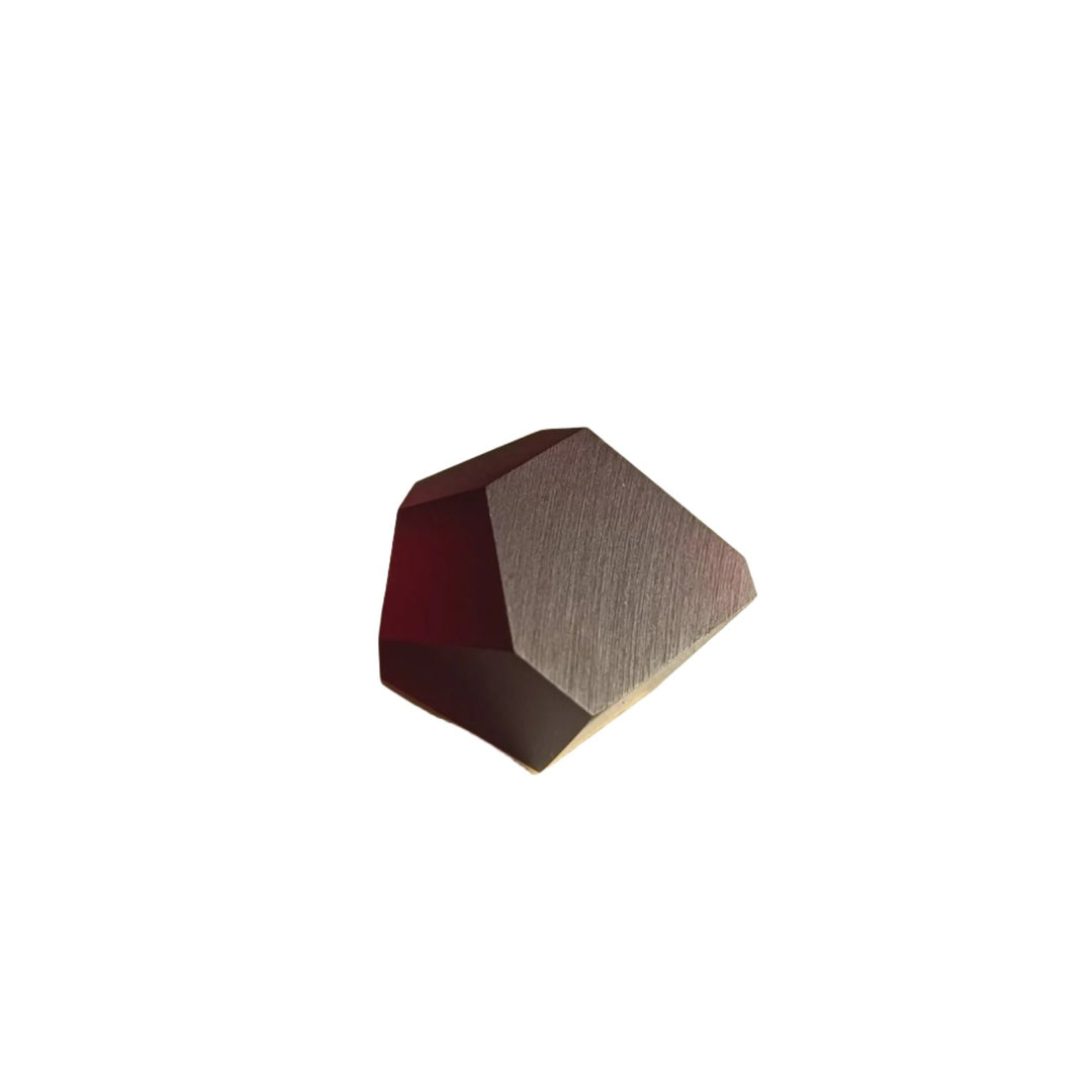 The Fruit Bijoux Ring Top VU Crystals Wine Red by Fruit Bijoux is shown against a white background. This gold-plated silver piece features a geometric, faceted shape with a brushed finish and multiple flat surfaces.