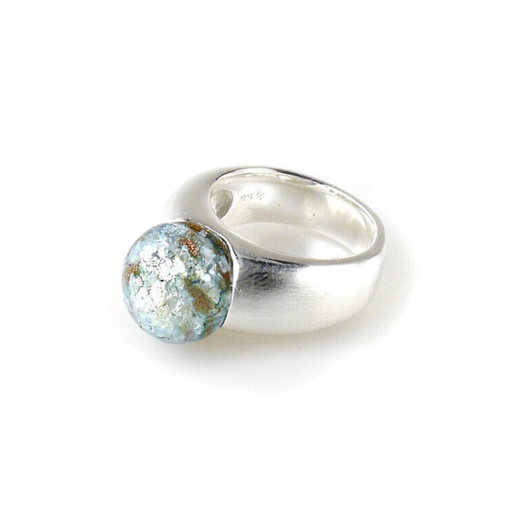 The Detlef Menard Muranoperle Silver Ring 12mm features a handcrafted sterling silver band topped with a large, round, blue-grey Murano glass stone with a marbled metallic texture.