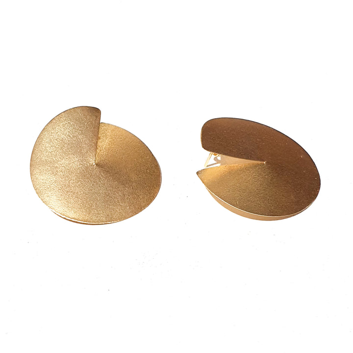 These disc earrings are designed in silver or gold plated silver with stud back. Diameter 3.5 cm