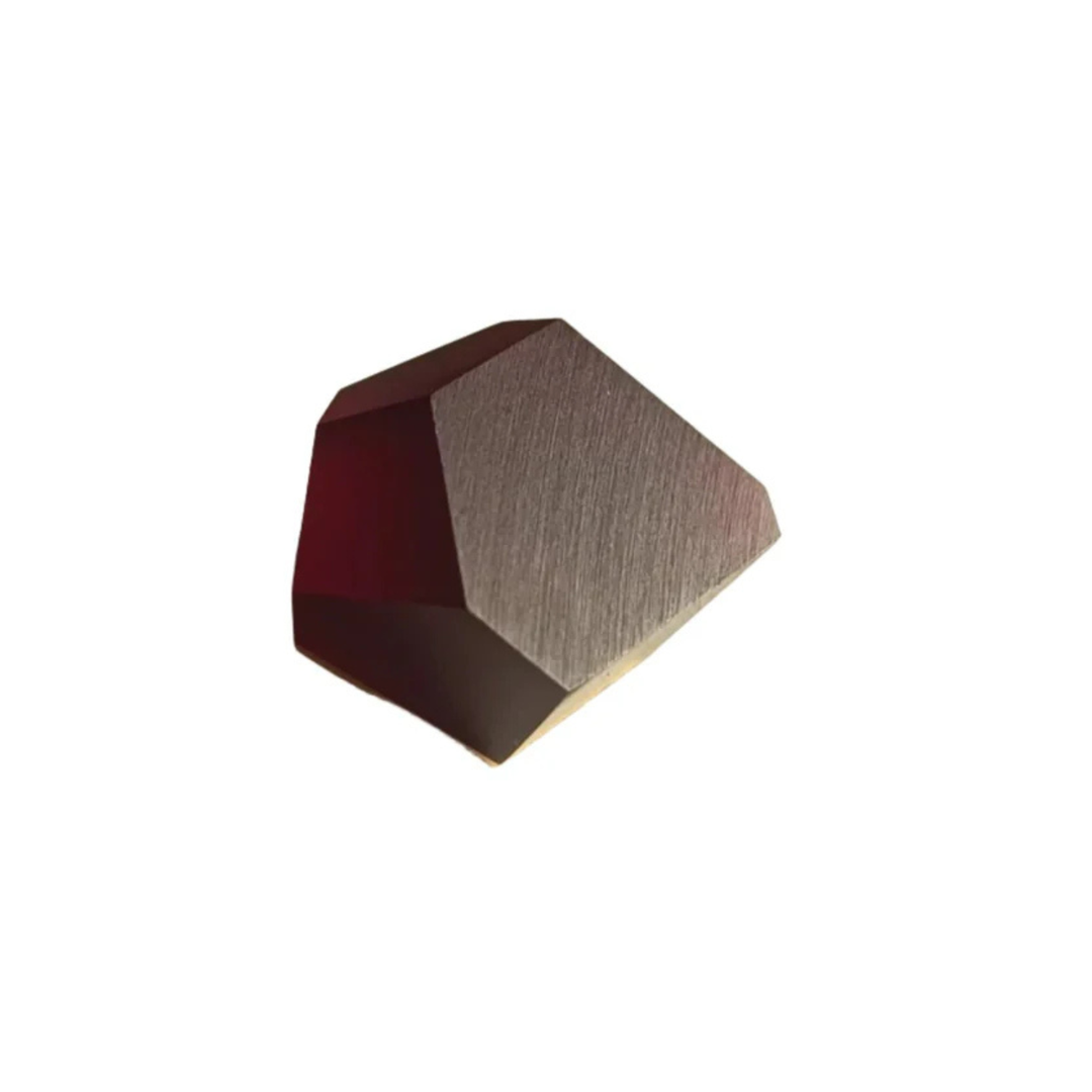 The Fruit Bijoux Ring Top VU Crystals Wine Red by Fruit Bijoux is shown against a white background. This gold-plated silver piece features a geometric, faceted shape with a brushed finish and multiple flat surfaces.