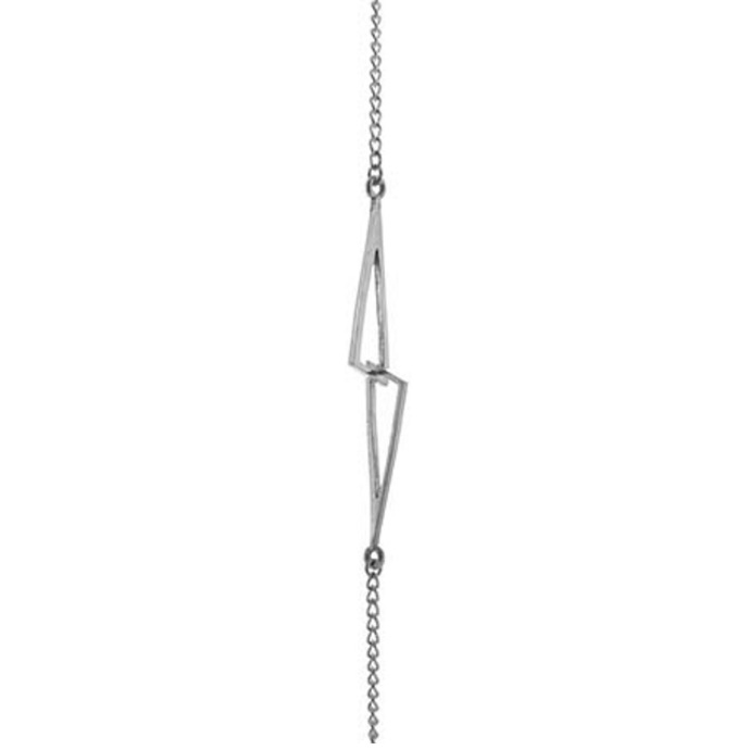 The Le Chéile Bracelet Silver by Miriam Wade is a minimalist piece for dainty jewellery lovers, featuring two geometric angular links connected at the corners, elegantly suspended from a fine chain.