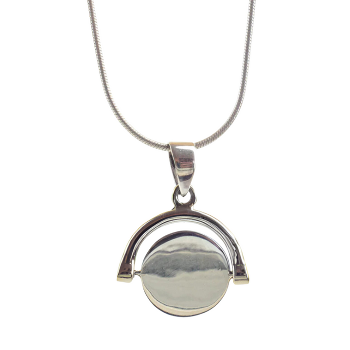 The Engravable Jewellery Sterling Silver Spinning Disc necklace features a smooth, round pendant in a half-arch setting on a fine chain. Ideal as engraved jewelry or a customizable piece for any occasion.