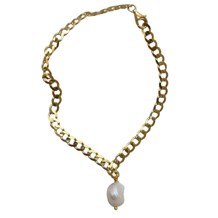 A Bonvo Perla Anklet Gold featuring thick, interlocking links and a single, large white pearl pendant hanging from the center. The clasp is visible at the top of the image, reminiscent of a chunky anklet chain design for added boldness.