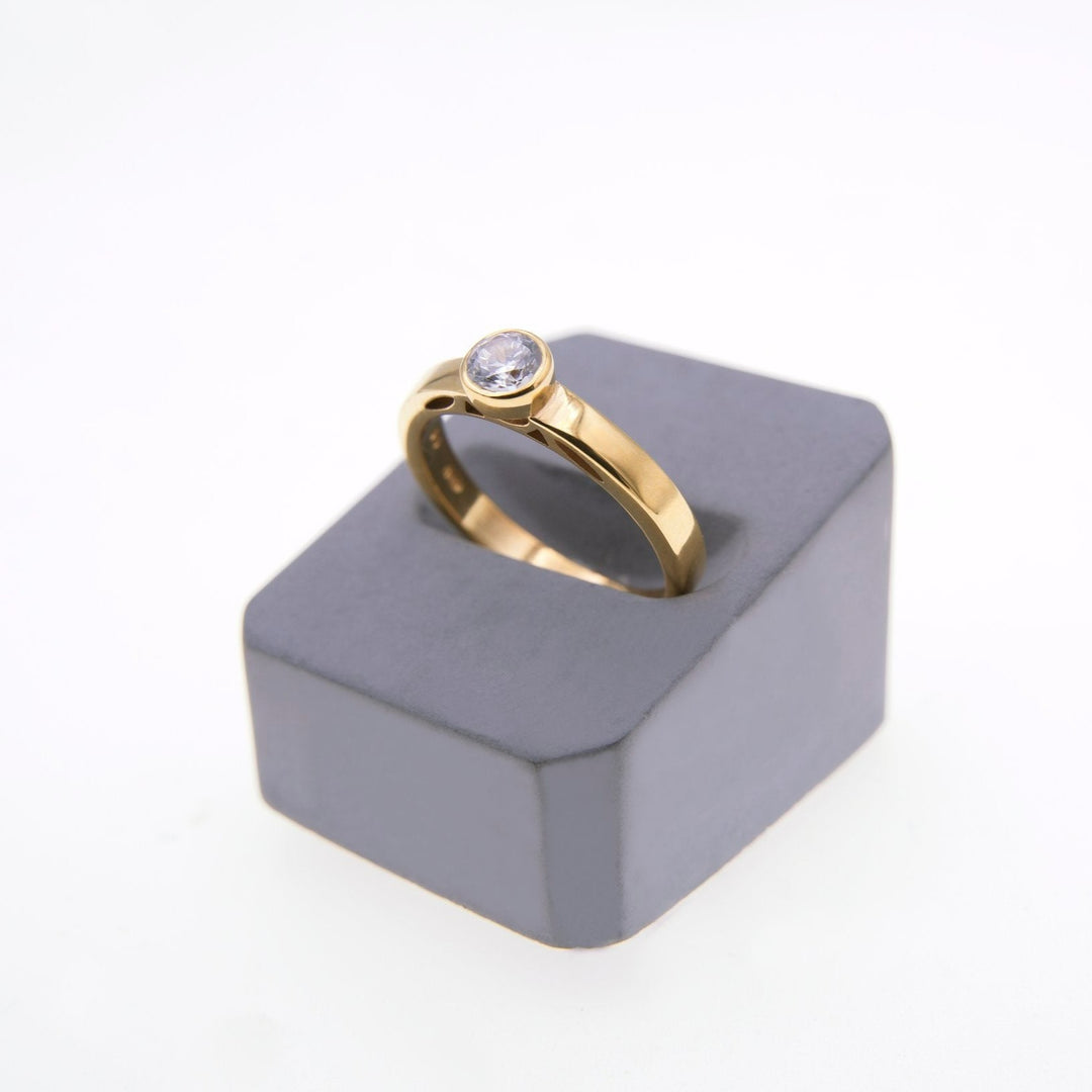 Inagh - Solitaire Engagement Ring