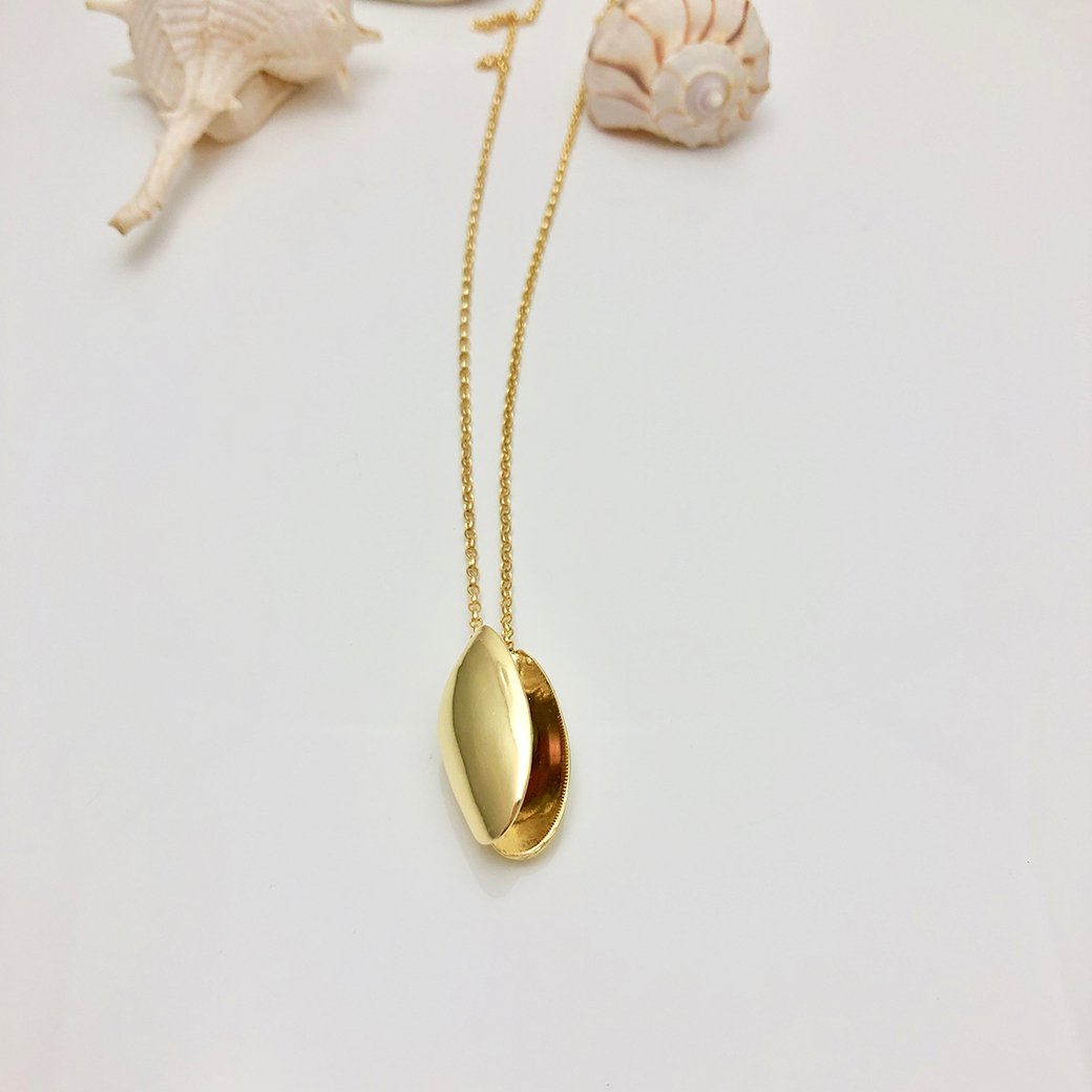 Open Clam Shell Necklace With Pearl